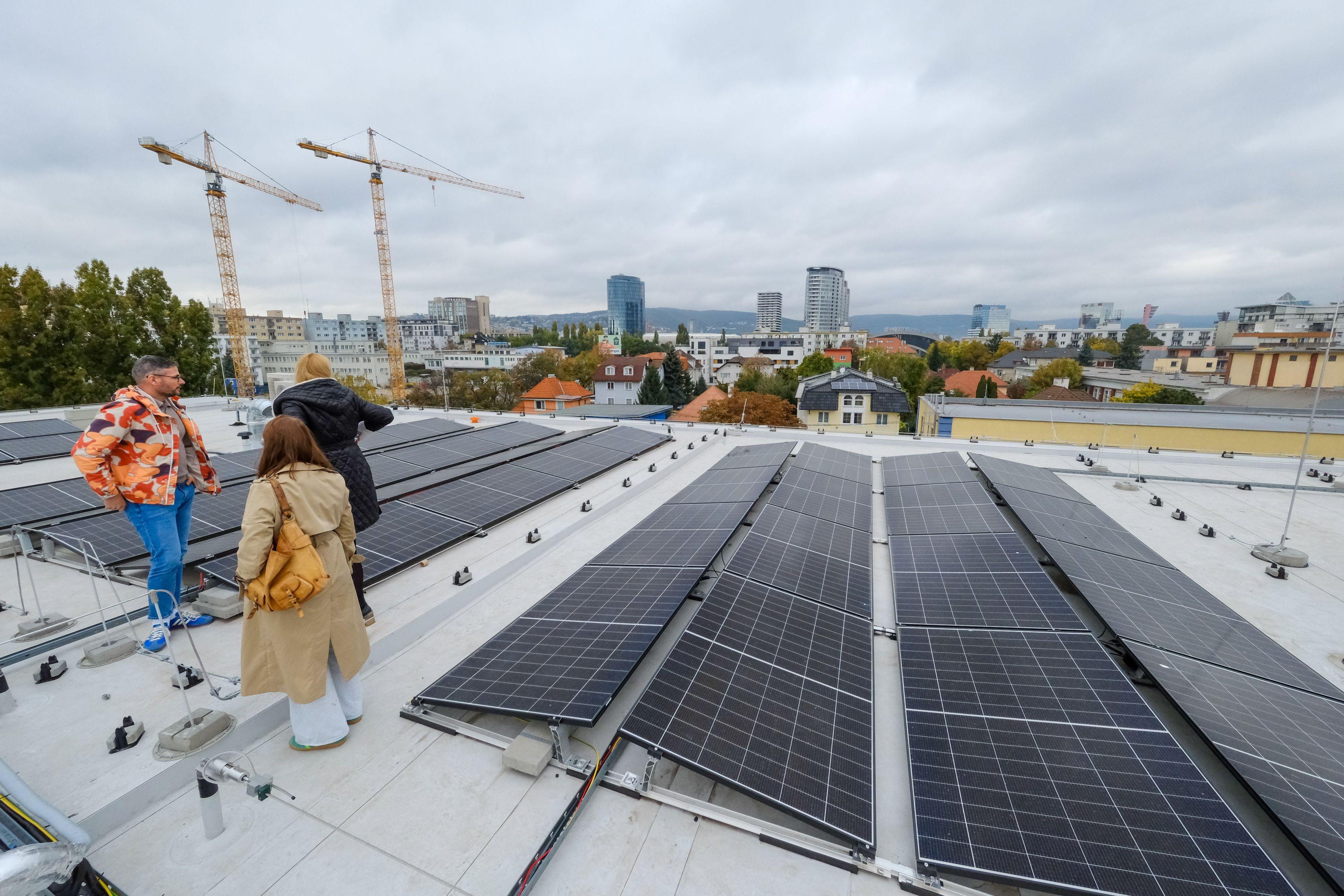 fotografia strechy budovy Billa