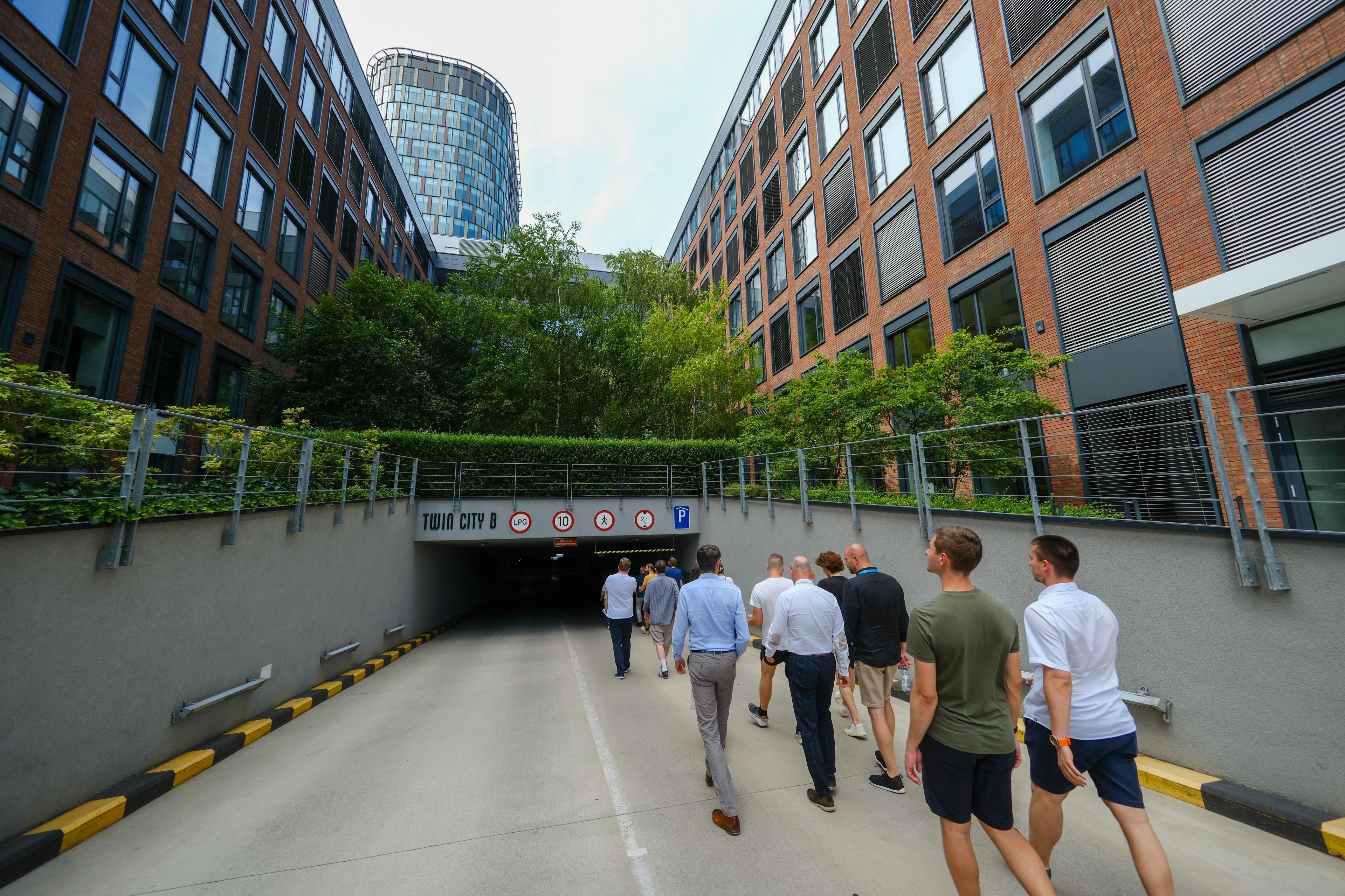 Účastníci workshopu Grinity smerujú do technického zázemia budovy Twin City.